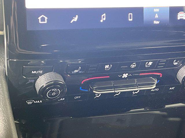 Photo of 2021 Diamond Black Crystal Pearlcoat Jeep Grand Cherokee L