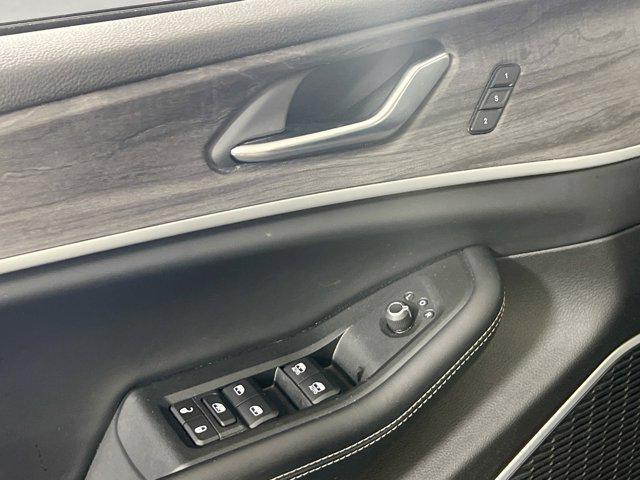 Photo of 2021 Diamond Black Crystal Pearlcoat Jeep Grand Cherokee L