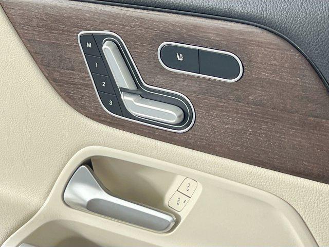 Photo of 2020 Polar White Mercedes-Benz GLB 250