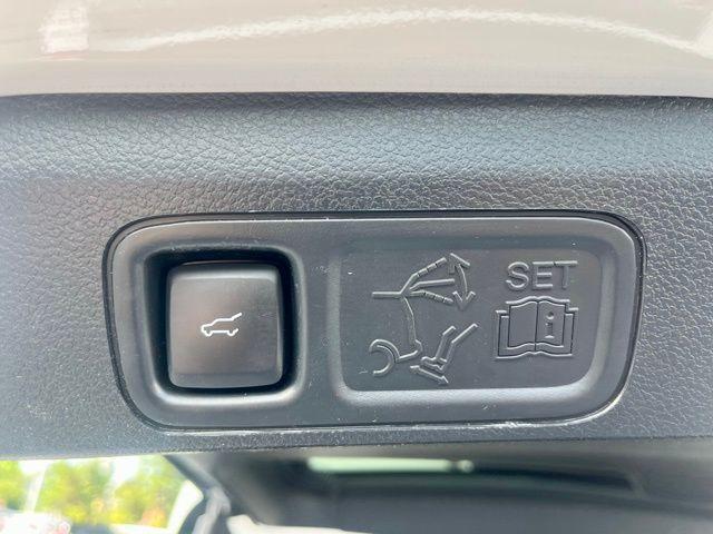 Photo of 2021 White Ford Expedition