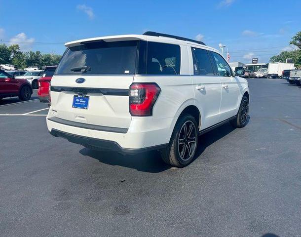 Photo of 2021 White Ford Expedition