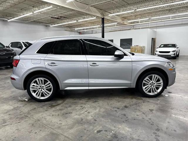 Photo of 2018 Florett Silver Metallic Audi Q5