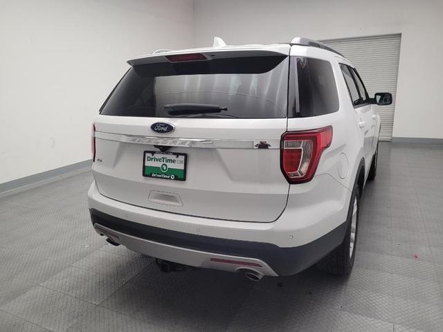Photo of 2017 White Ford Explorer