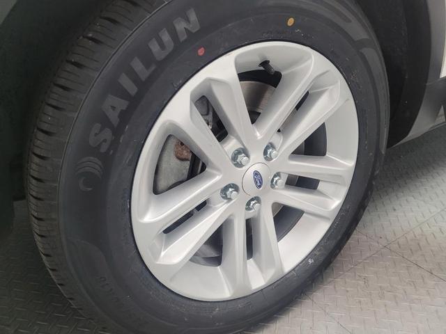 Photo of 2017 White Ford Explorer