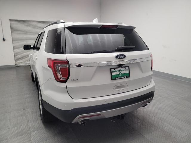 Photo of 2017 White Ford Explorer