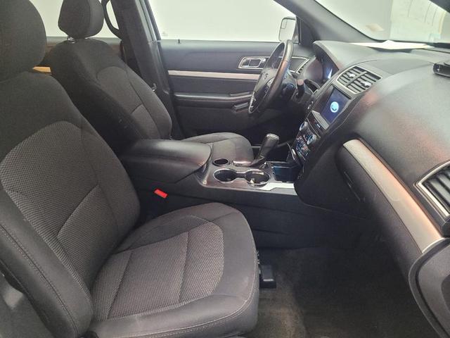 Photo of 2017 White Ford Explorer
