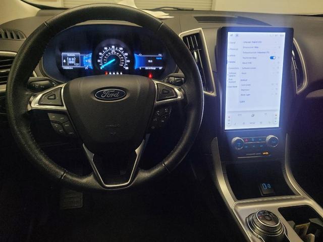 Photo of 2024 Iconic Silver Metallic Ford Edge