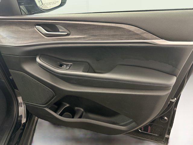 Photo of 2024 Diamond Black Crystal Pearlcoat Jeep Grand Cherokee L