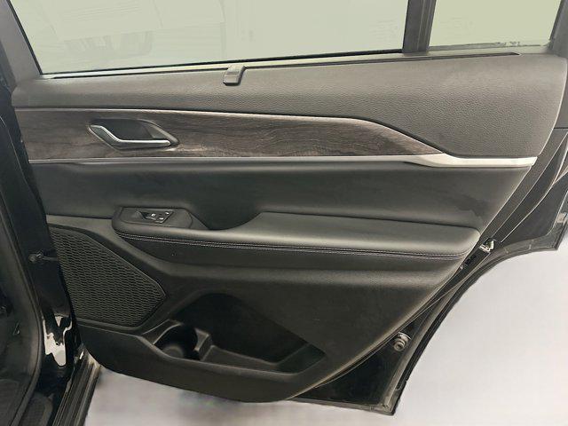 Photo of 2024 Diamond Black Crystal Pearlcoat Jeep Grand Cherokee L