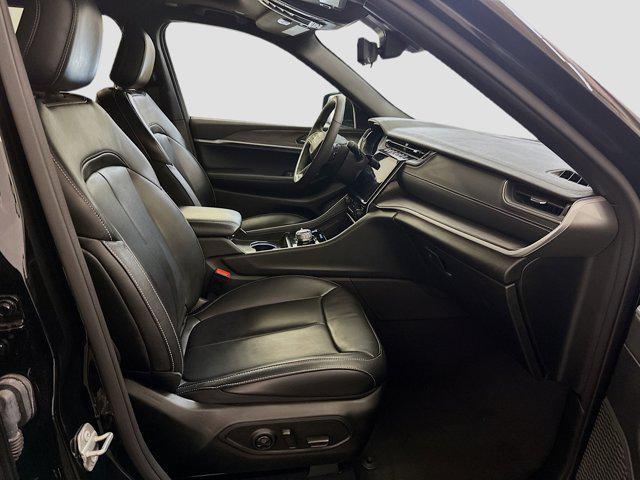 Photo of 2024 Diamond Black Crystal Pearlcoat Jeep Grand Cherokee L