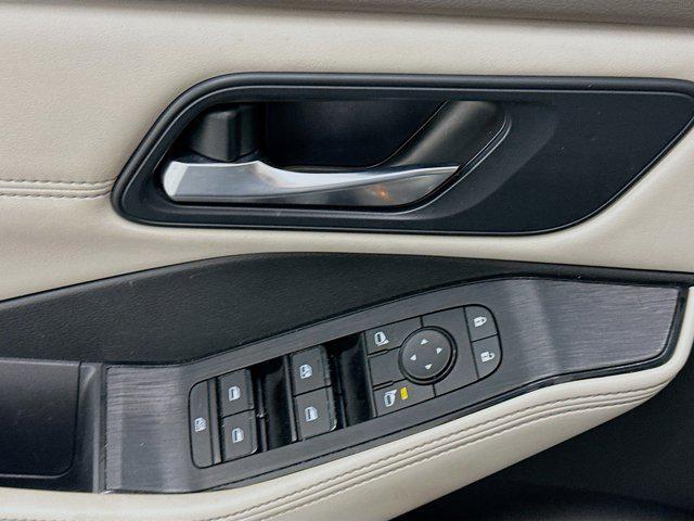 Photo of 2023 Pearl White Tricoat Nissan Rogue