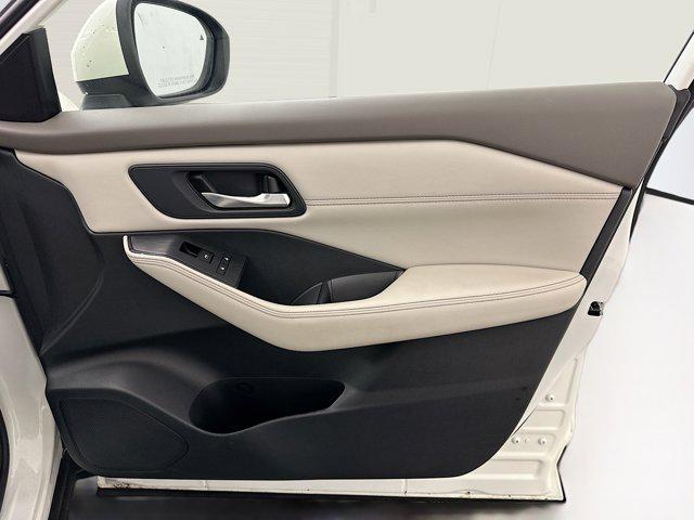 Photo of 2023 Pearl White Tricoat Nissan Rogue