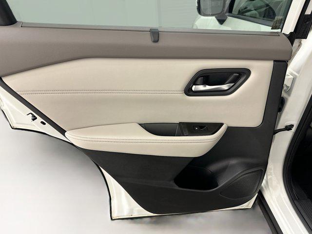 Photo of 2023 Pearl White Tricoat Nissan Rogue