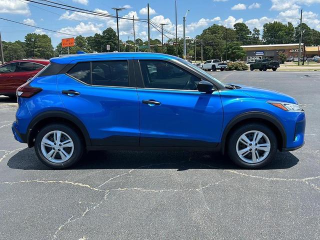 Photo of 2025 Electric Blue Metallic Nissan Kicks Play