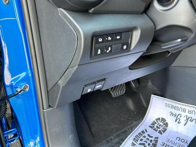 Photo of 2025 Electric Blue Metallic Nissan Kicks Play