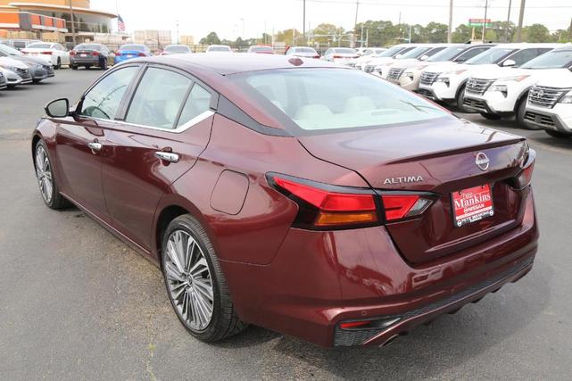Photo of 2023 Garnet Pearl Nissan Altima