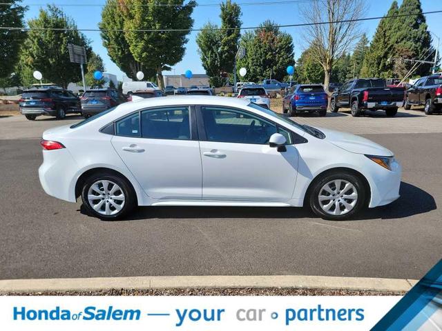 Photo of 2023 WHI/White Toyota Corolla