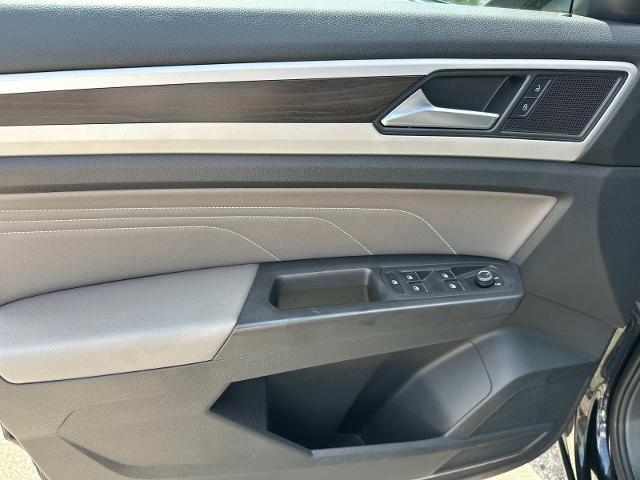 Photo of 2023 Deep Black Pearl Effect Volkswagen Atlas