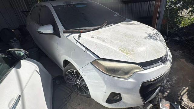 Photo of 2016 Super White Toyota Corolla