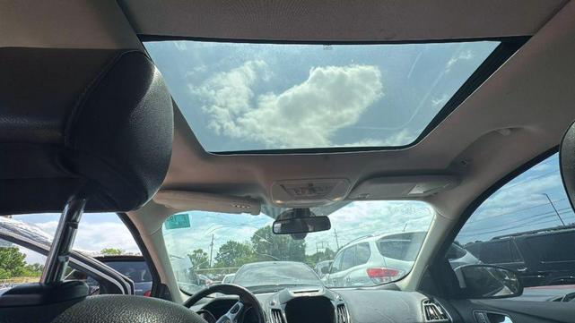 Photo of 2015 White Platinum Metallic Tri-Coat Ford Escape