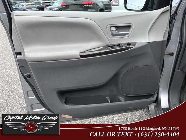 Photo of 2017 Gray Toyota Sienna