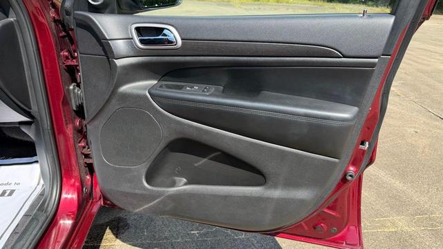 Photo of 2018 Velvet Red Pearlcoat Jeep Grand Cherokee