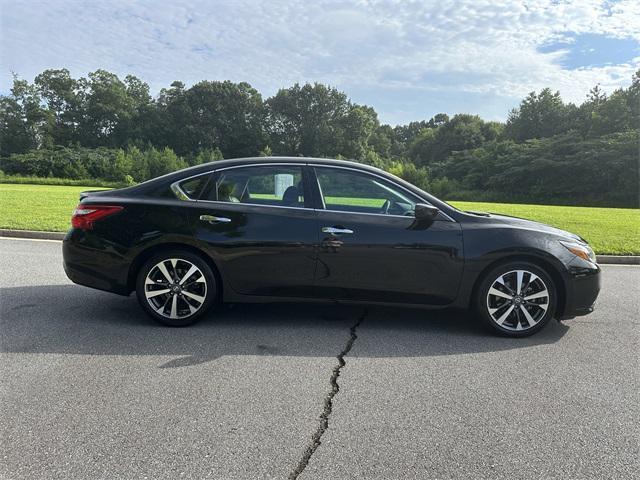 Photo of 2016 Super Black Nissan Altima