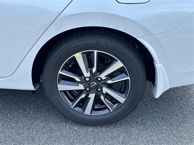 Photo of 2025 Aspen White Tricoat Nissan Versa