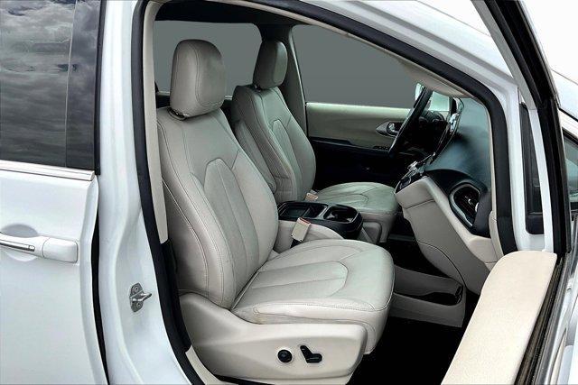 Photo of 2019 Bright White Clearcoat Chrysler Pacifica Hybrid