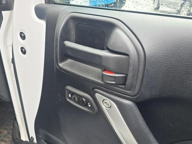 Photo of 2016 Bright White Clearcoat Jeep Wrangler Unlimited
