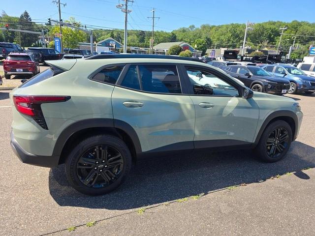 Photo of 2024 Green Chevrolet Trax