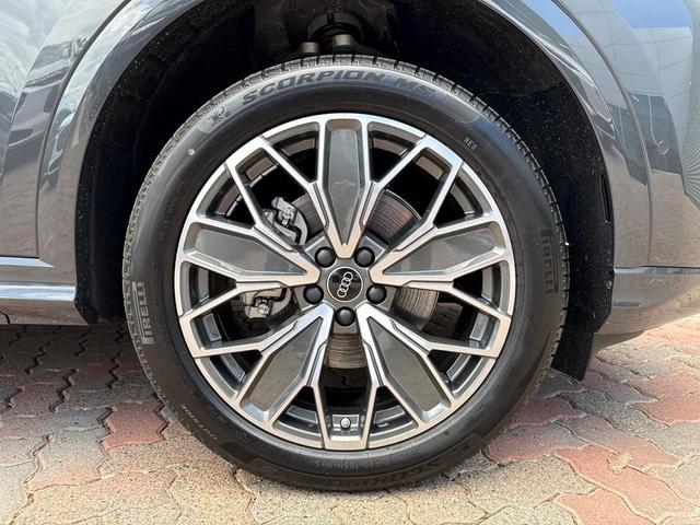 Photo of 2025 Tambora Gray Metallic Audi Q5