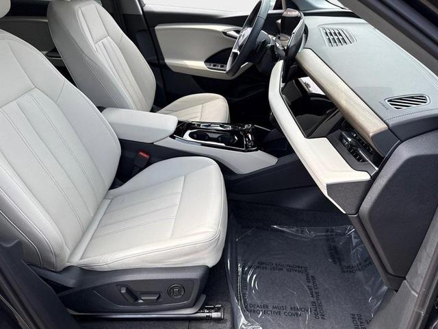 Photo of 2025 Manhattan Gray Metallic Audi Q6 e-tron