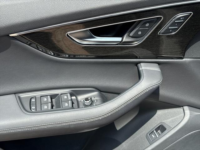 Photo of 2025 Mythos Black Metallic Audi Q7