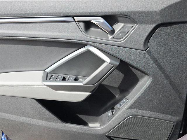 Photo of 2024 Navarra Blue Metallic Audi Q3