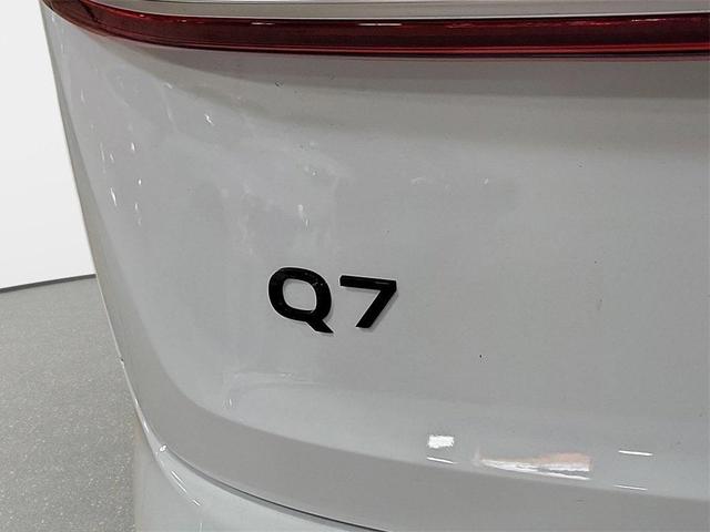 Photo of 2025 Glacier White Metallic Audi Q7