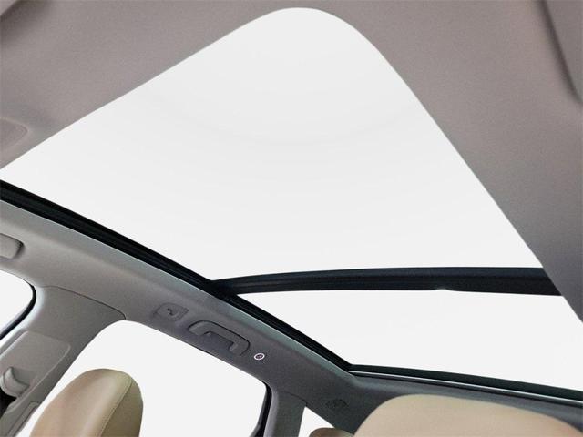 Photo of 2025 Glacier White Metallic Audi Q7