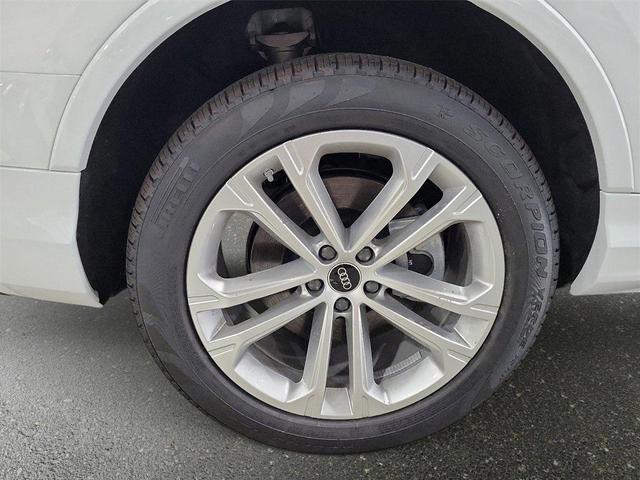 Photo of 2025 Glacier White Metallic Audi Q7