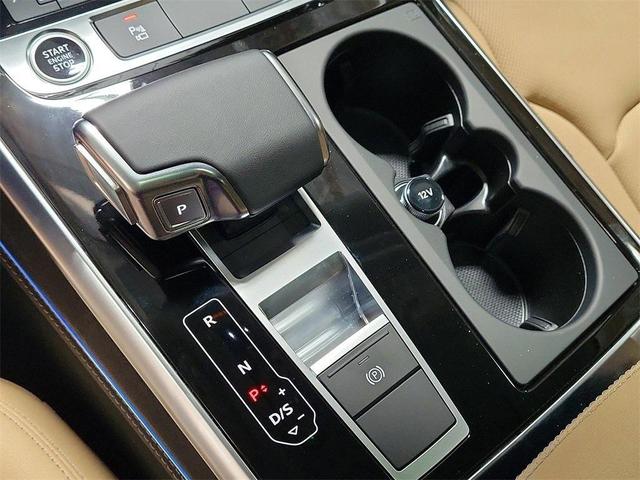 Photo of 2025 Glacier White Metallic Audi Q7