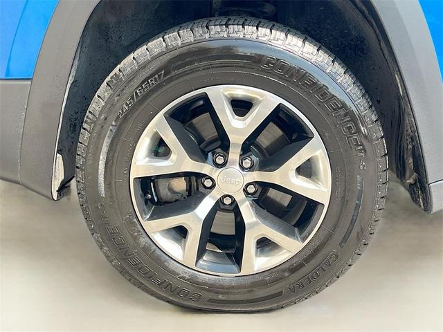 Photo of 2018 Hydro Blue Pearlcoat Jeep Cherokee