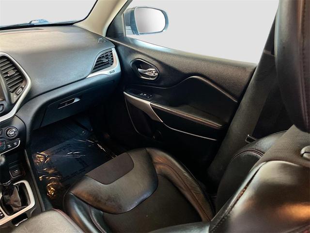 Photo of 2018 Hydro Blue Pearlcoat Jeep Cherokee