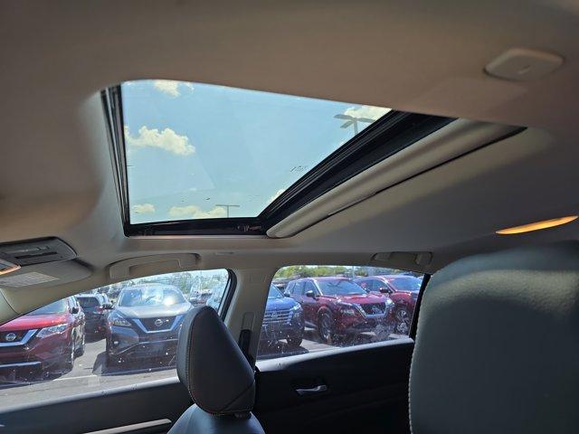 Photo of 2023 Pearl White Tricoat Nissan Altima