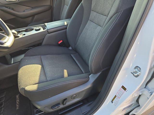 Photo of 2024 Everest White Pearl Nissan Rogue