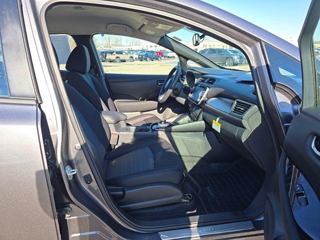 Photo of 2025 Gun Metallic Nissan Leaf