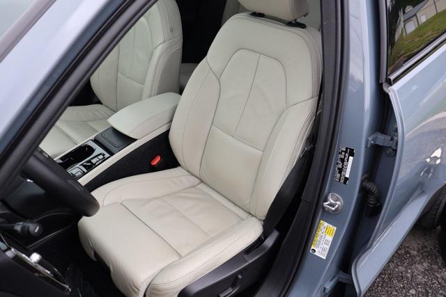 Photo of 2023 Gray Volvo XC40