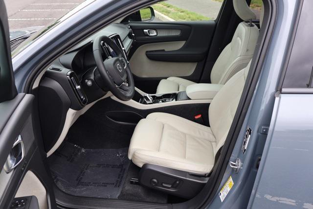 Photo of 2023 Gray Volvo XC40