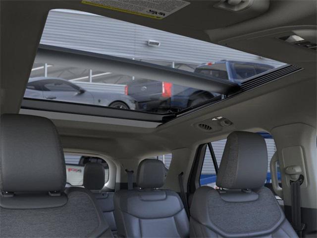 Photo of 2025 White Ford Explorer