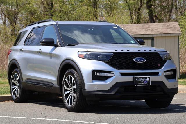 Photo of 2021 Silver Metallic Ford Explorer