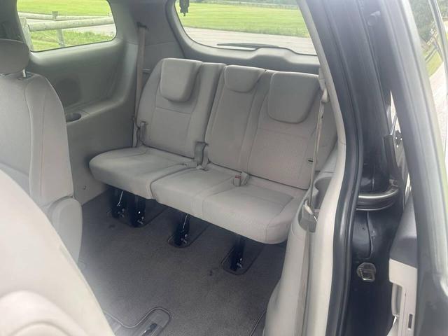 Photo of 2016 Platinum Graphite Pearl Metallic Kia Sedona
