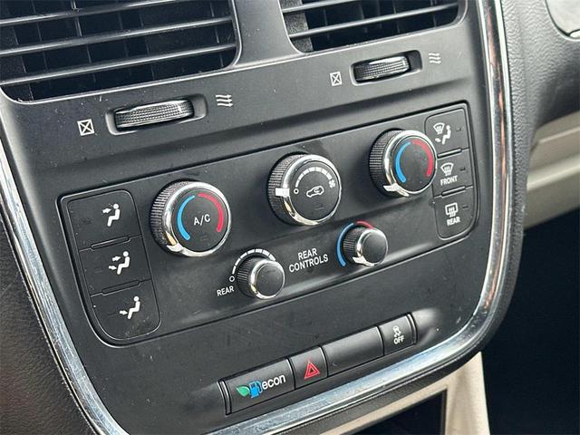 Photo of 2017 Black Onyx Crystal Pearlcoat Dodge Grand Caravan
